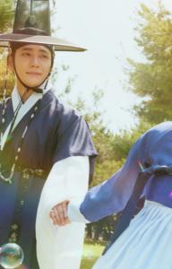 Струящаяся над рекой луна